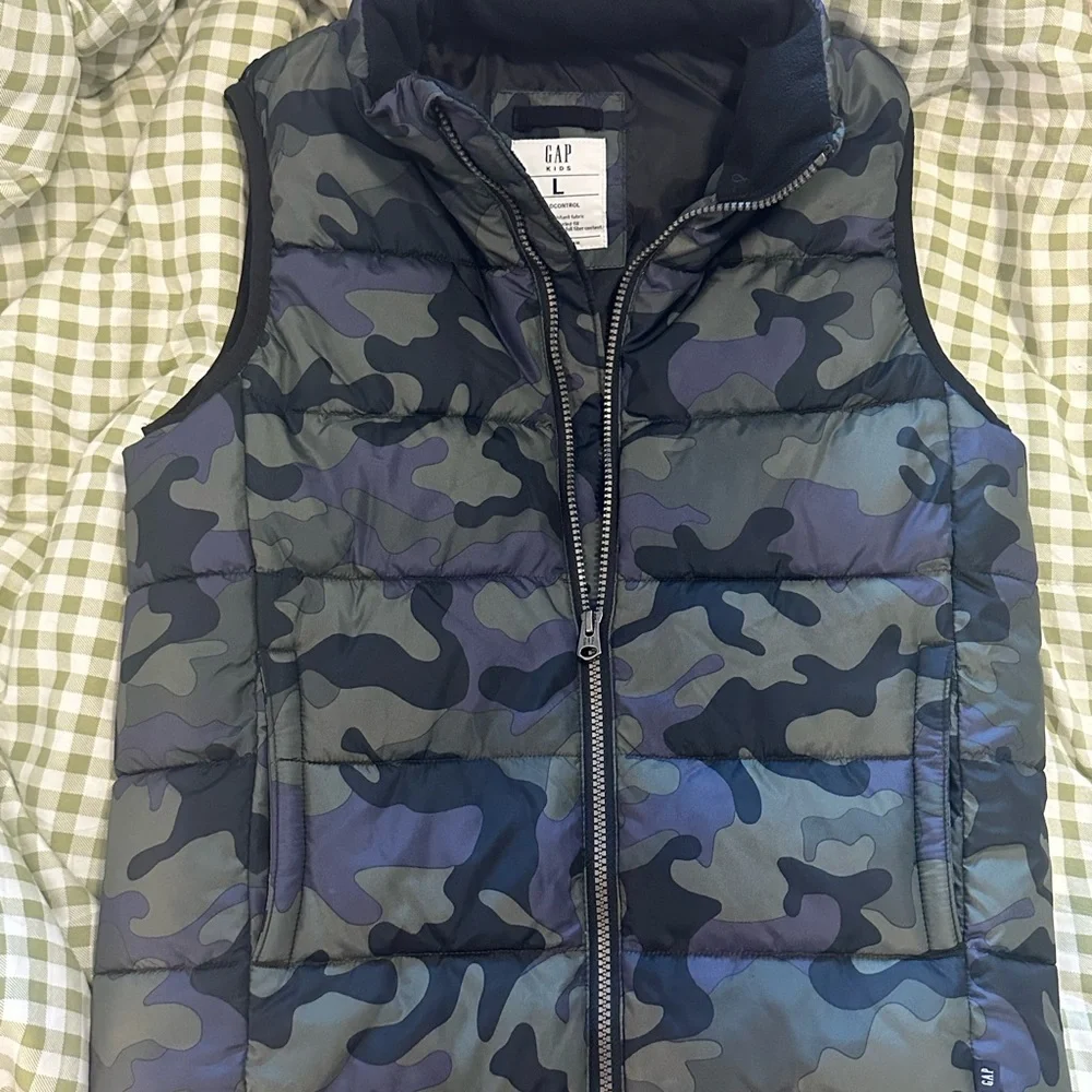 GAP Kids Boy’s Camo Puffer Vest Size Large - Picture 2 of 6